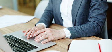 dirigeant sur l'ordinateur