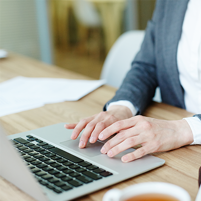 dirigeant sur l'ordinateur